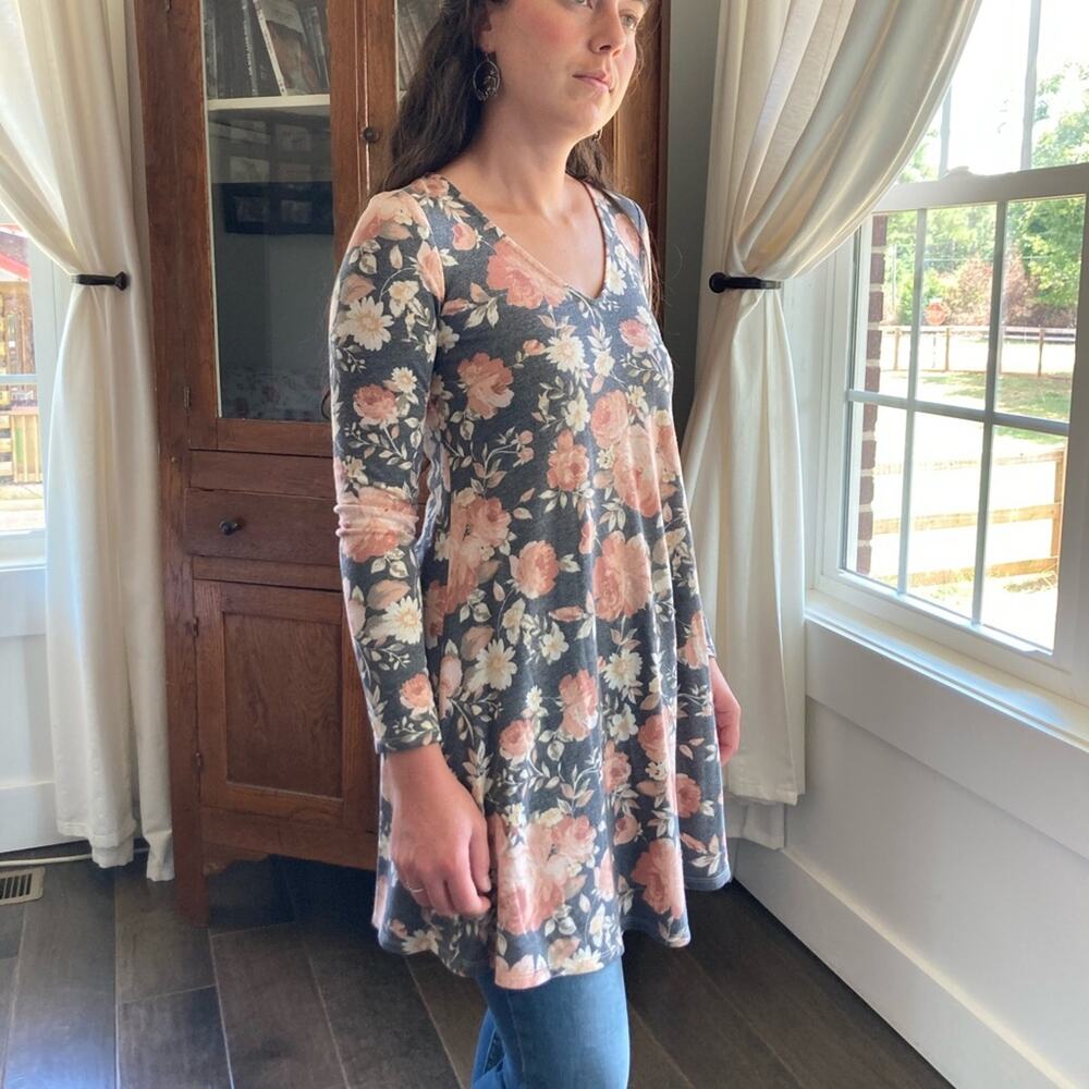 by & by Floral Long Tunic Top, Size Small